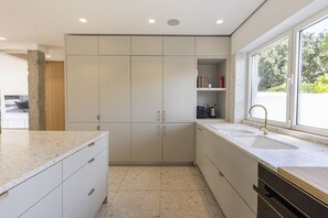 ثلاجة، ميكروويف، فرن، غسالة أطباق