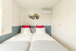 4 عدّة غرف نوم ومكواة/لوح كي