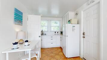 Réfrigérateur, micro-ondes, plaque de cuisson, cafetiÚre/bouilloire