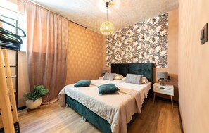 2 habitaciones, tabla de planchar con plancha y cuna de viaje 