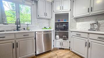 冰箱、微波炉、烤箱、炉灶