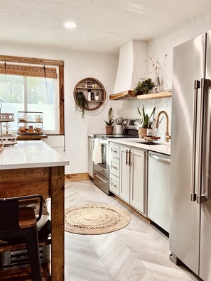 Refrigerador, microondas, horno, placa de cocina