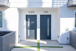 Front of property - Normandie Hostel (Los Angeles)