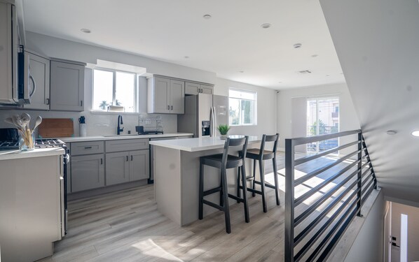 Jääkaappi, mikroaaltouuni, vedenkeitin