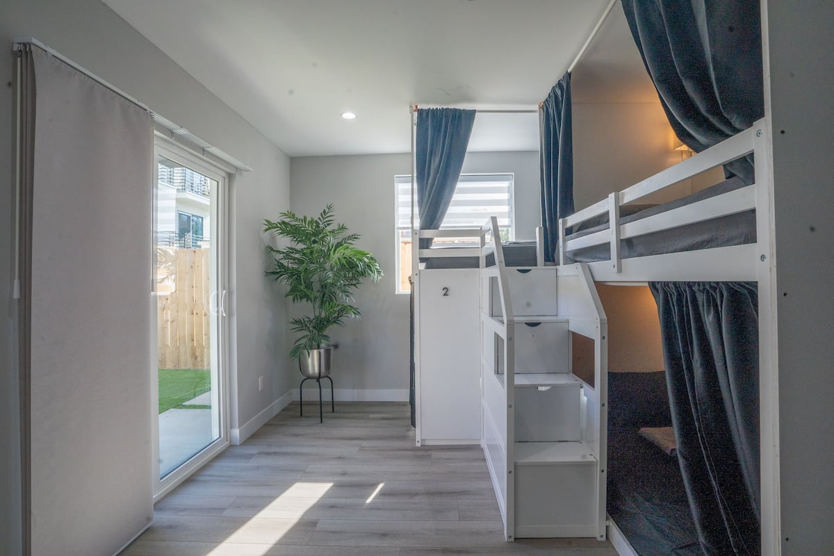 Dormitorio compartido, solo para mujeres, para no fumadores, baño privado | Cortinas blackout y wifi gratis