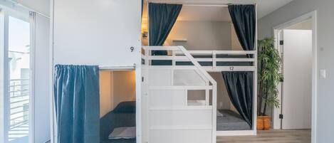 Dormitorio compartido, dormitorio mixto, para no fumadores, baño privado | Cortinas blackout y wifi gratis