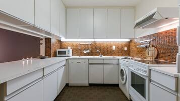 Een koelkast, een microgolfoven, een oven, een kookplaat