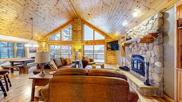 Een televisie, een open haard, tafelvoetbal en boeken