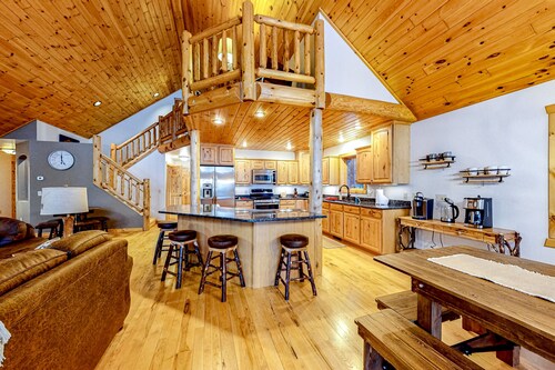 Tranquil lakefront retreat with amazing views, game room, kayaks, & fireplace