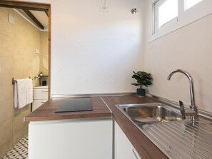 Réfrigérateur, micro-ondes, cafetière/bouilloire, grille-pain