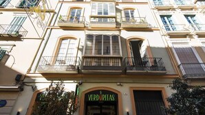 A multi-story building with a shop named "VERDURITAS" at the ground level. - Apartment Málaga tour Museums Constitucion Square (MALAGA)