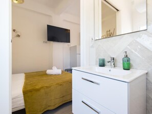 1 habitación, tabla de planchar con plancha, internet y ropa de cama 
