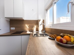 Geladeira, micro-ondas, cafeteira/chaleira, torradeira