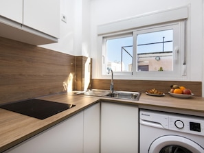 Refrigerador, microondas, cafetera y tetera y tostadora 