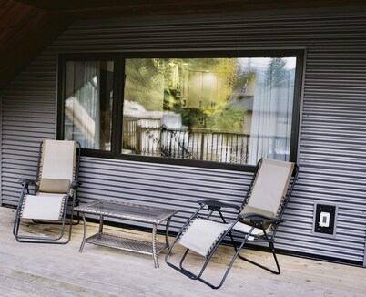 Private, Spacious & Central Suite near lake with AC, 25Km to Whitewater ski hill