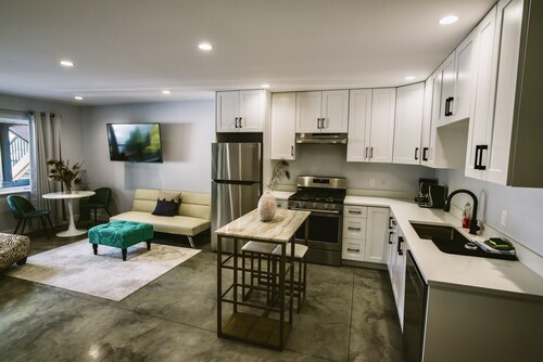 Private, Spacious & Central Suite near lake with AC, 25Km to Whitewater ski hill