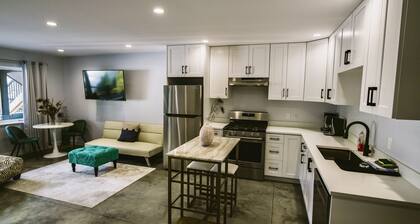 Private, Spacious & Central Suite near lake with AC, 25Km to Whitewater ski hill