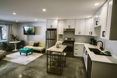 Private, Spacious & Central Suite near lake with AC, 25Km to Whitewater ski hill