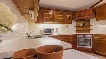 Kühlschrank, Mikrowelle, Ofen, Geschirrspüler