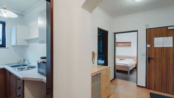 Kühlschrank, Mikrowelle, Toaster, Kochgeschirr/Geschirr/Besteck