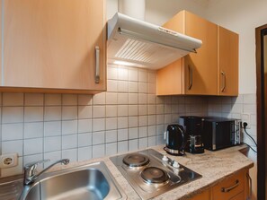 Kjøleskap, mikrobølgeovn og kjøkkenutstyr