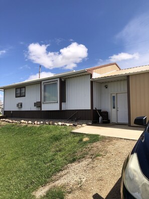 Exterior - Quiet cabin that sits right on the edge of the water!! Pet friendly (Redfield)