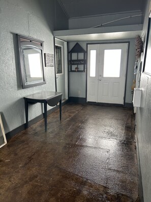 Interior - Quiet cabin that sits right on the edge of the water!! Pet friendly (Redfield)