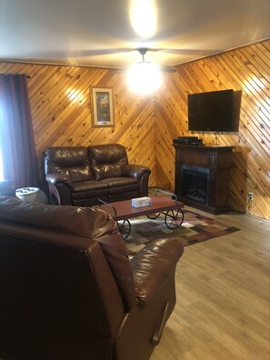 TV, fireplace, DVD player - Quiet cabin that sits right on the edge of the water!! Pet friendly (Redfield)