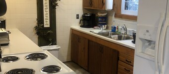 Quiet cabin that sits right on the edge of the water!!  Pet friendly