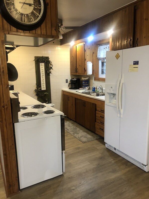 Fridge, microwave, oven, stovetop - Quiet cabin that sits right on the edge of the water!! Pet friendly (Redfield)