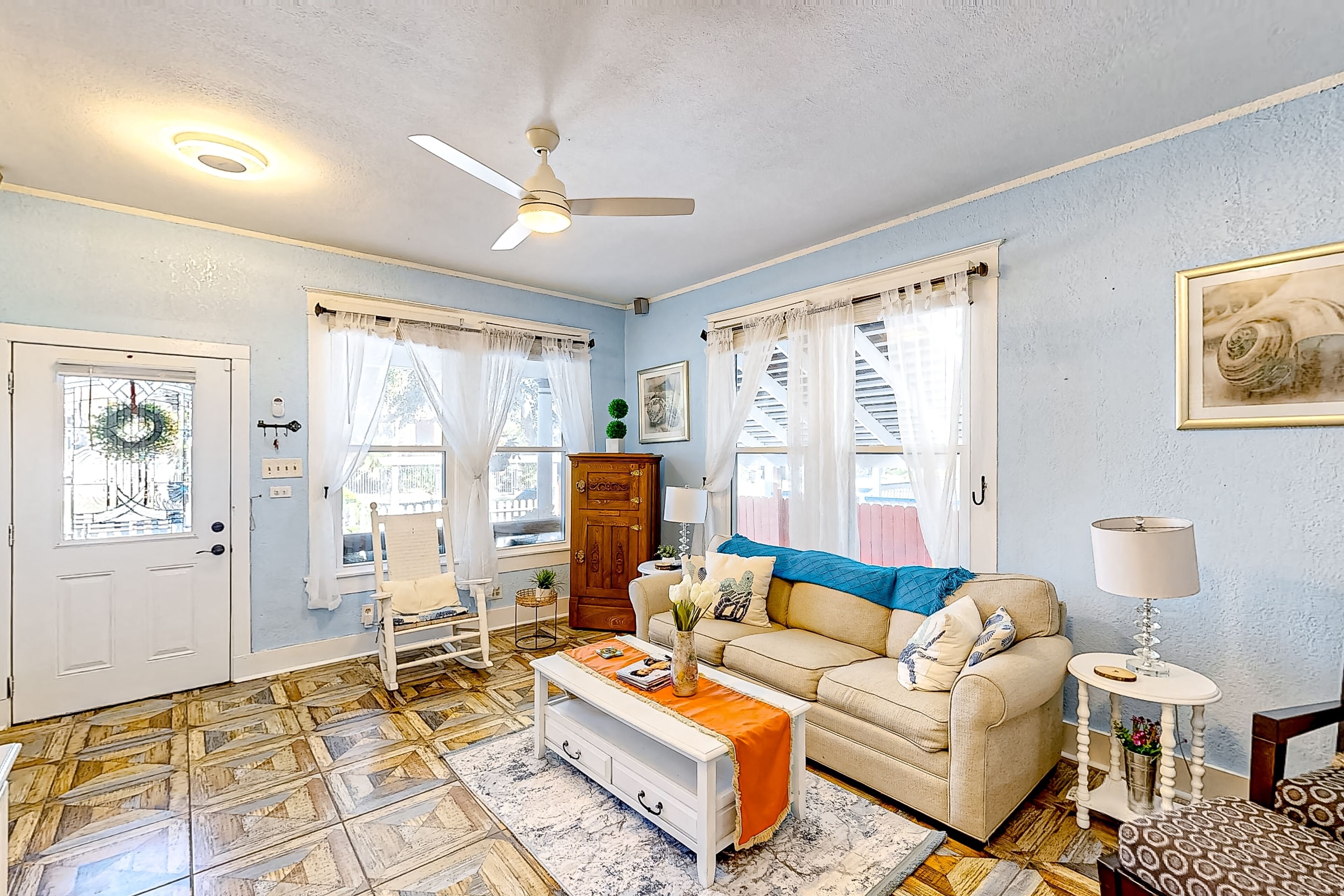 Sunny island home with full kitchen, lovely outdoor space, jetted tub, & AC