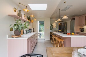 Frigorífic, microones, forn i placa de cuina 