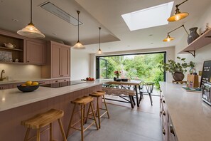 Frigorífic, microones, forn i placa de cuina 