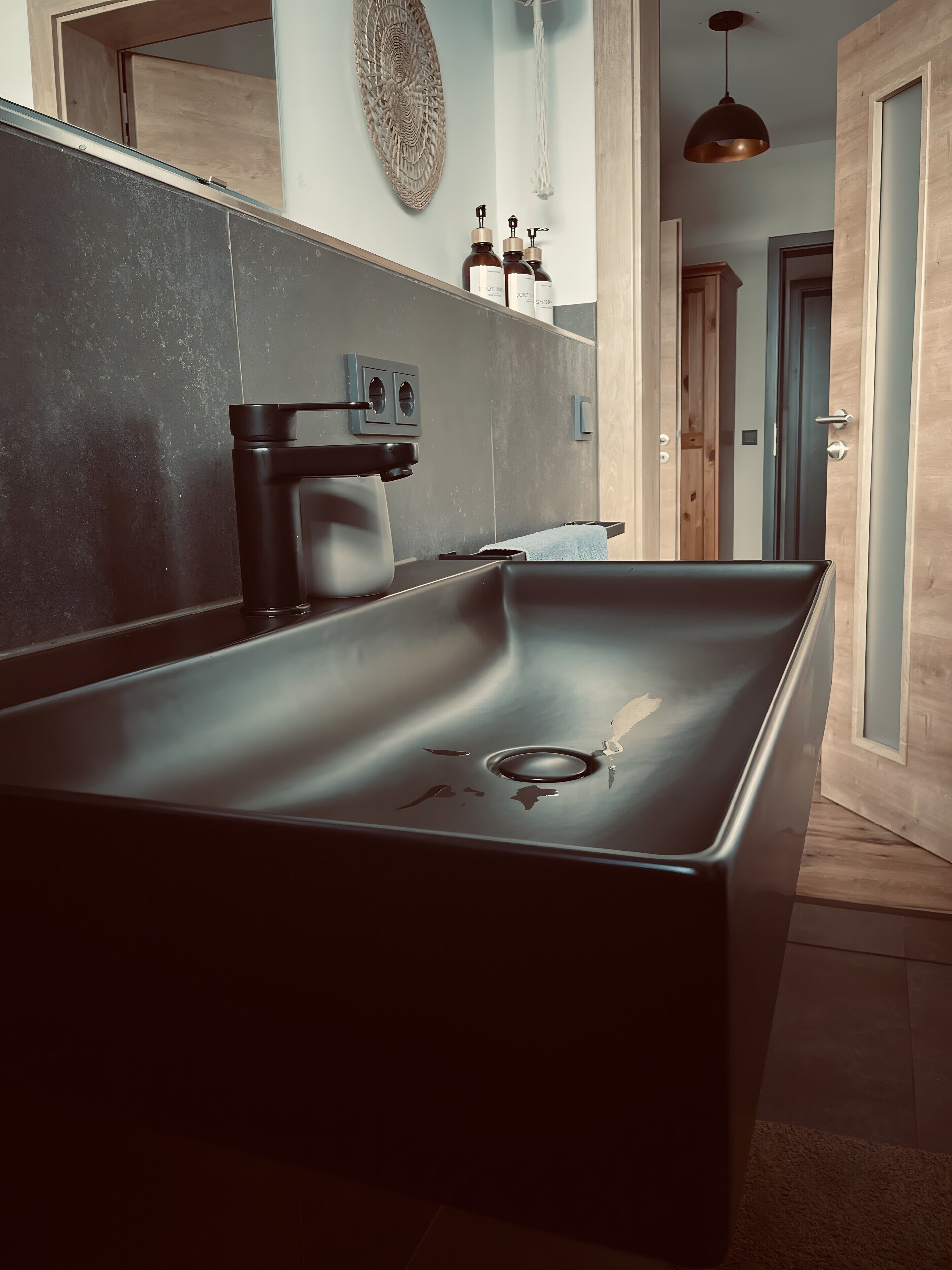 Suihku, hiustenkuivaaja, pyyhkeet