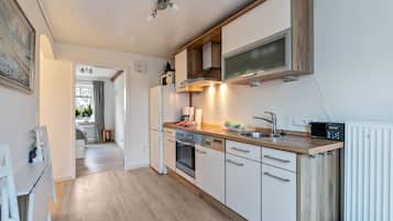 Køleskab, mikrobølgeovn, ovn, kogeplade