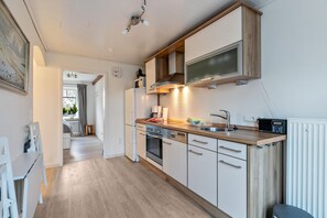 Fridge, microwave, oven, stovetop - Holiday Apartment Rüde-Mühle with Private Terrace, Private Garden and Wi-Fi (Munkbrarup-Rüde)