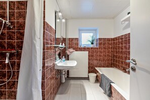 Shower, hair dryer, towels - Holiday Apartment Rüde-Mühle with Private Terrace, Private Garden and Wi-Fi (Munkbrarup-Rüde)