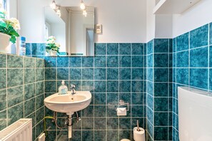 Shower, hair dryer, towels - Holiday Apartment Rüde-Mühle with Private Terrace, Private Garden and Wi-Fi (Munkbrarup-Rüde)