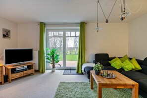 TV, stereo - Holiday Apartment Rüde-Mühle with Private Terrace, Private Garden and Wi-Fi (Munkbrarup-Rüde)
