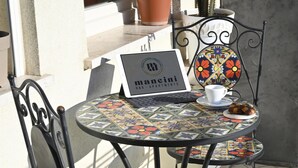 A round table with a laptop, a cup, and a plate with food. - Purpo in Cattolica With 1 Bedrooms and 1 Bathrooms (Cattolica)