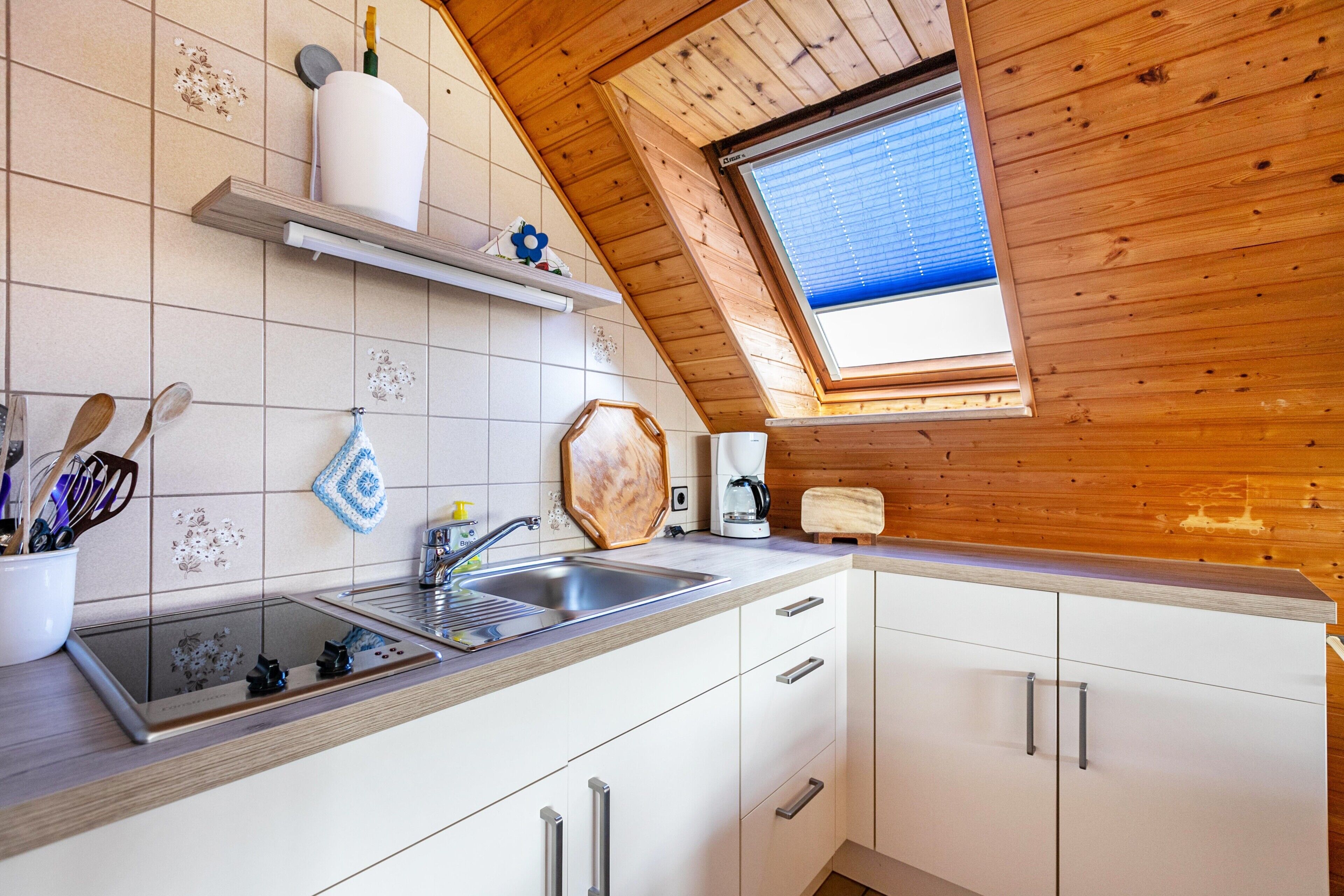 Fridge, stovetop, coffee/tea maker, electric kettle