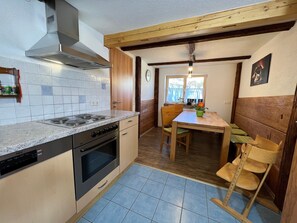 Eine Küche mit Herd, Backofen und gefliestem Fliesenspiegel.