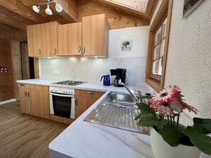 Kjøleskap, ovn, kokeplater og oppvaskmaskin