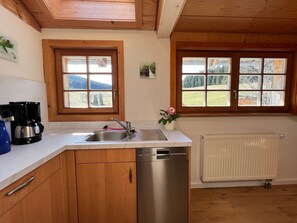 Kjøleskap, ovn, kokeplater og oppvaskmaskin