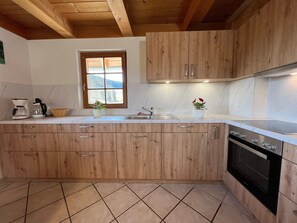 Frigorifero, forno, piano cottura, lavastoviglie