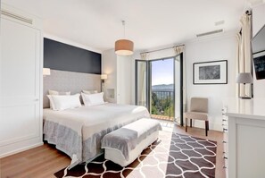 6 Schlafzimmer, Zimmersafe, Schreibtisch, Bügeleisen/Bügelbrett