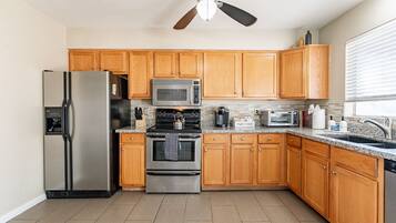 Frigorifero, microonde, forno, piano cottura