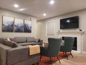 Living area - Cozy Townhome near the Dupage River Trail (Naperville)