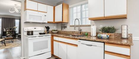 Mikrovågsugn, ugn, diskmaskin och kaffe- och tebryggare