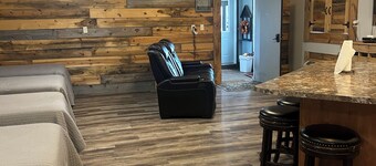 Cozy  studio style space with AC and WiFi on  beautiful Cottonwood Lake